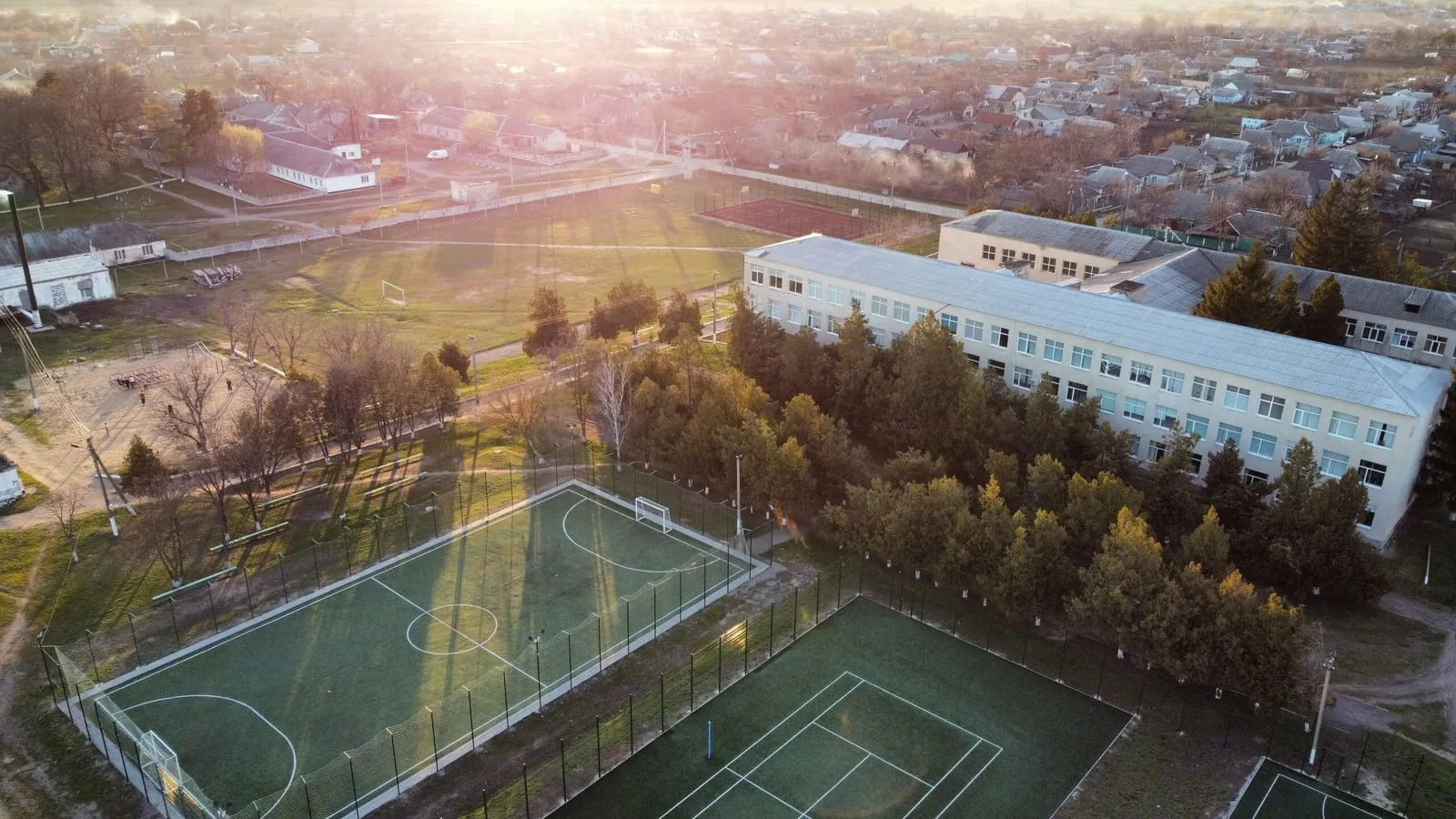 Exteriér základní školy – ilustrace k článku o podvodu falešného bankéře na školu