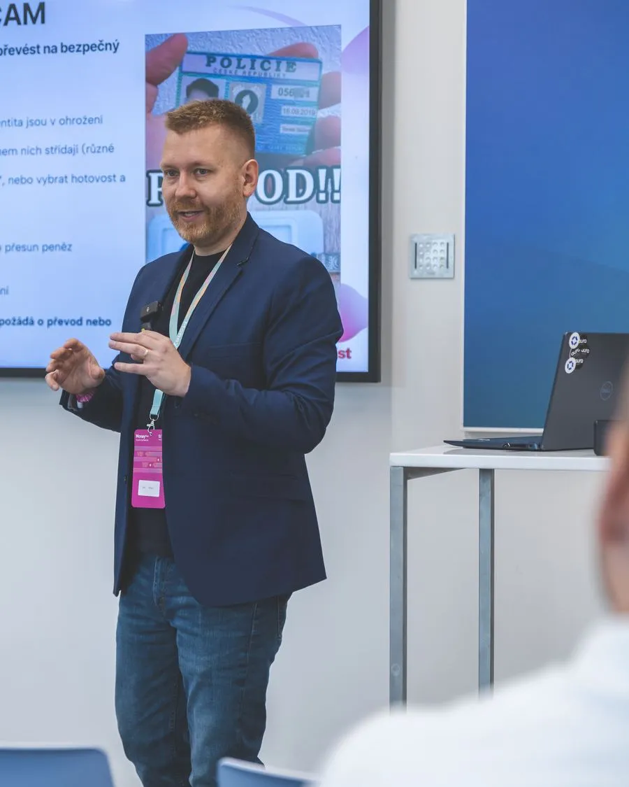 Petr Hrůza při školení, v popředí posluchači