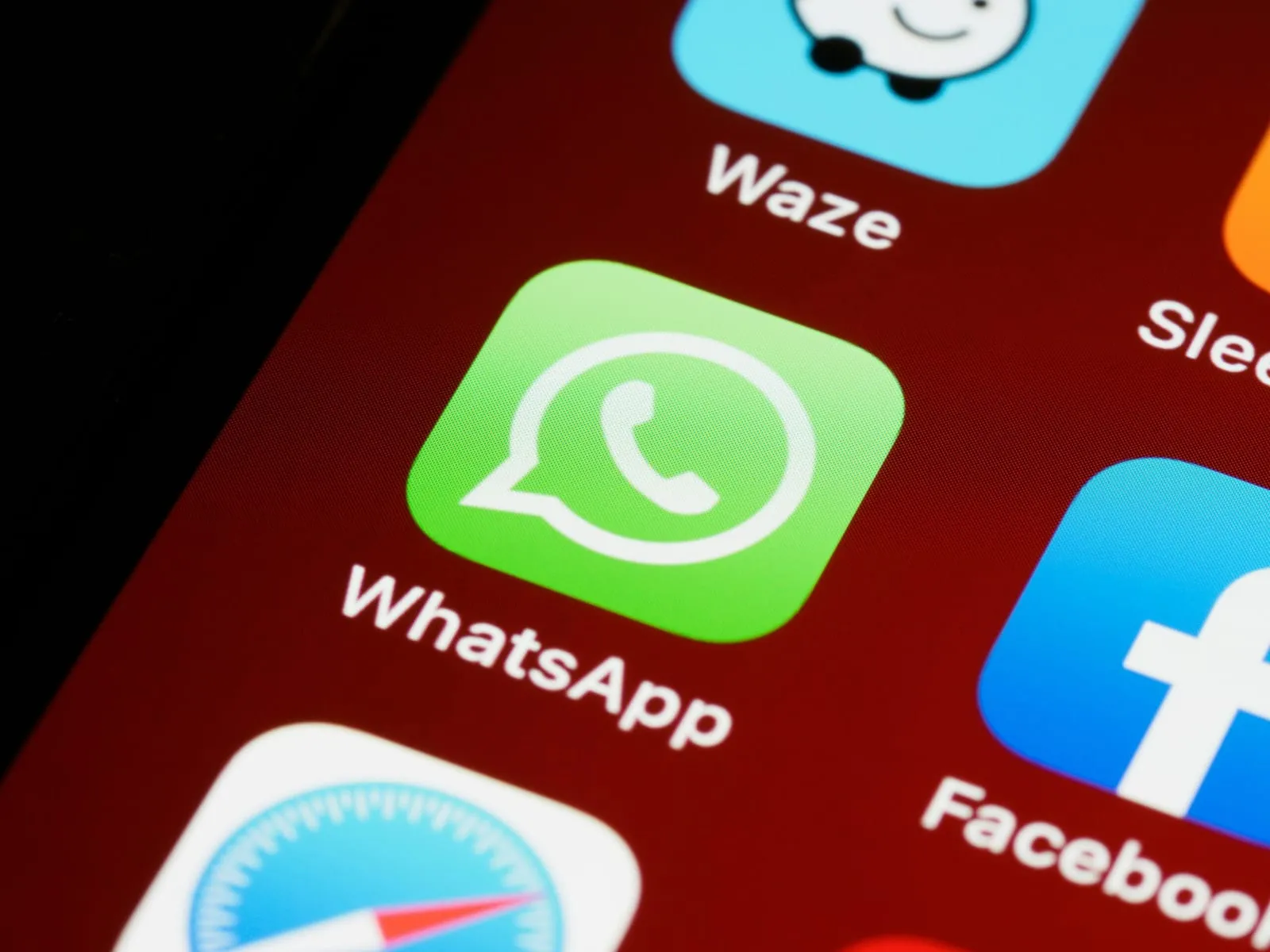 Makro detail ikony aplikace WhatsApp na displeji telefonu – ilustrace k článku o podvodu přes falešné hlasování